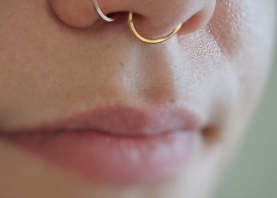Piercing nez délicat chez Au.tattoon, Valleiry, Auvergne-rhône-alpes, FR. Élégance et style unique.