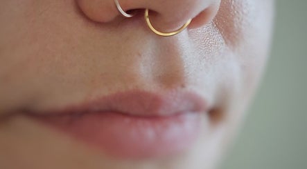Piercing nez délicat chez Au.tattoon, Valleiry, Auvergne-rhône-alpes, FR. Élégance et style unique.