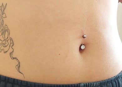 Piercing nombril étincelant avec tatouage à Au.tattoon, Valleiry, Auvergne-rhône-alpes, FR.