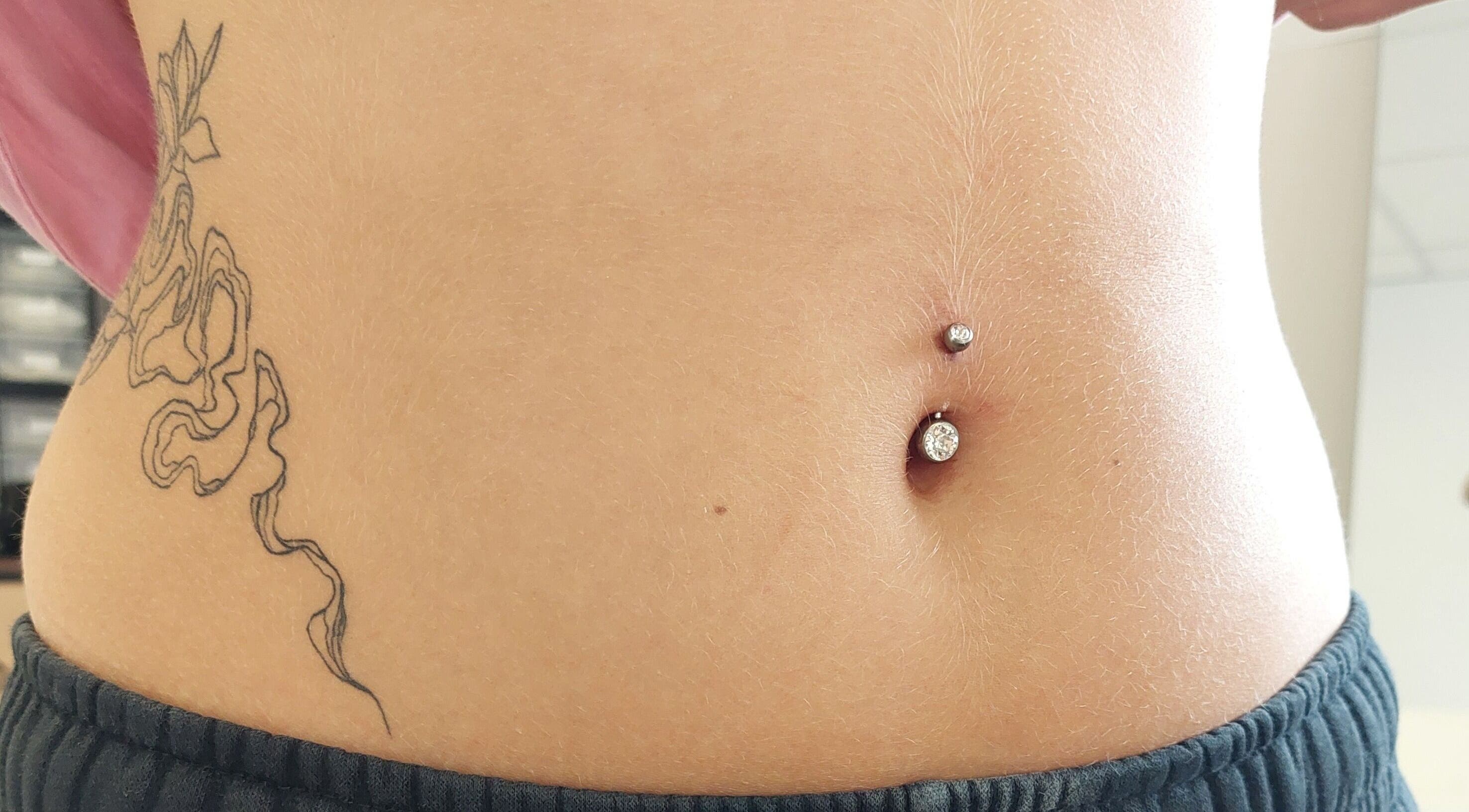 Tatouage floral et piercing au nombril chez Au.Tattoon, Valleiry, Auvergne-rhône-alpes, FR.