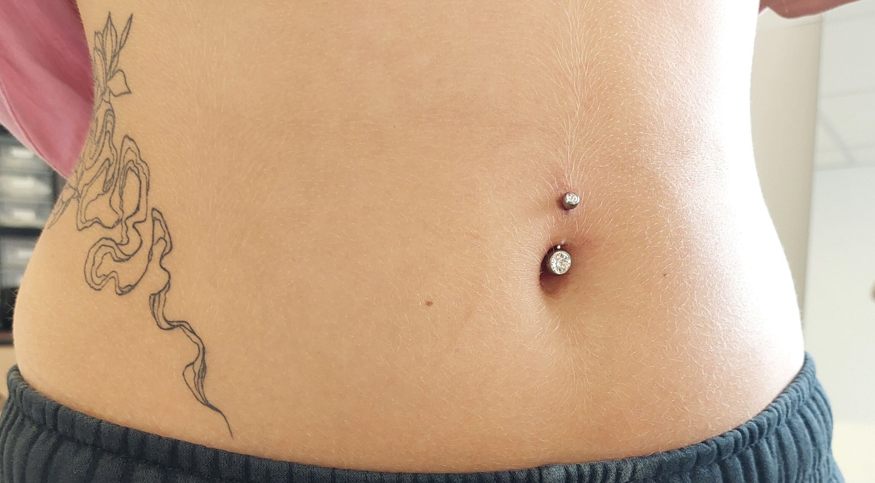Tatouage floral et piercing au nombril chez Au.Tattoon, Valleiry, Auvergne-rhône-alpes, FR.