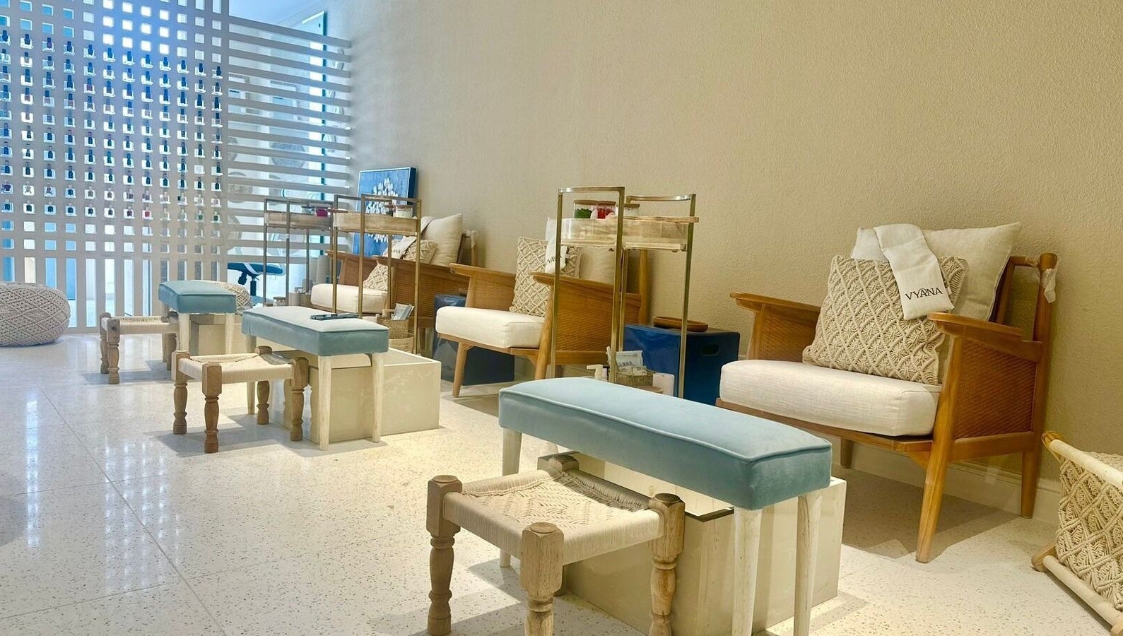 مقاعد عصرية في Vyana Nails Spa بالرياض، منطقة الرياض، SA تقدم تجربة استرخاء مثالية.