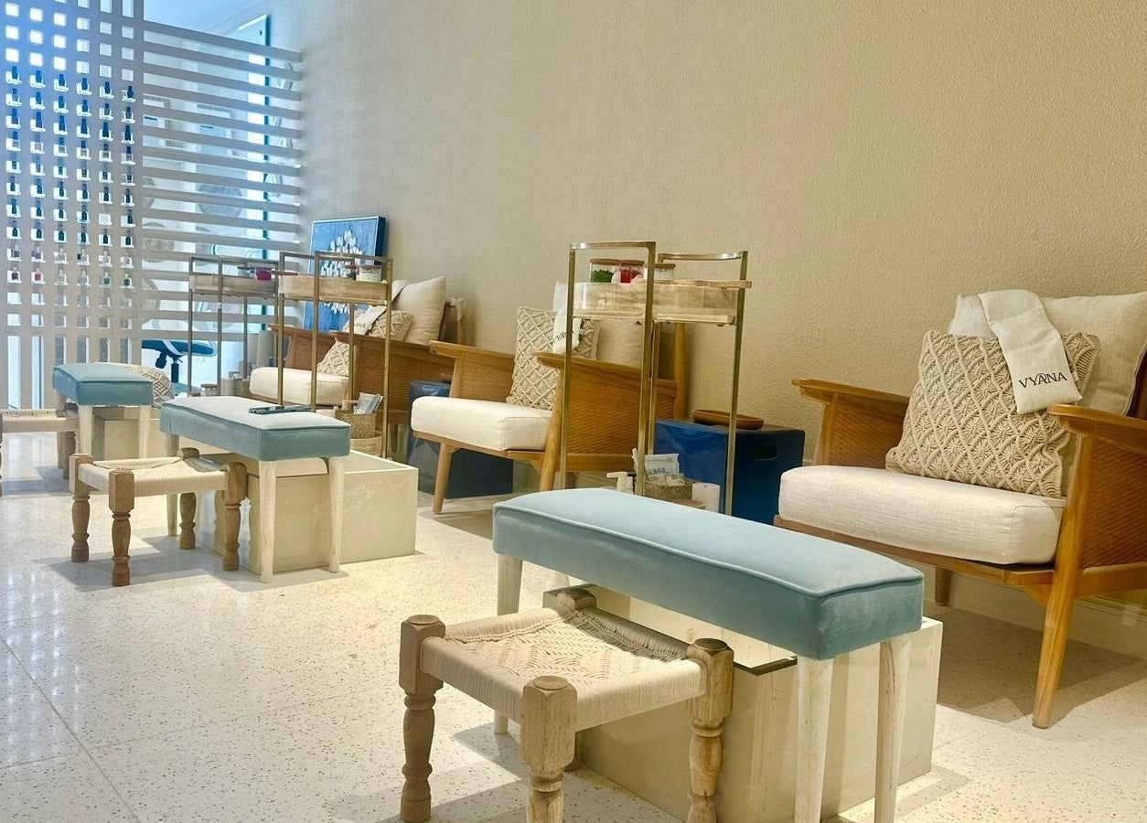 مقاعد عصرية في Vyana Nails Spa بالرياض، منطقة الرياض، SA تقدم تجربة استرخاء مثالية.