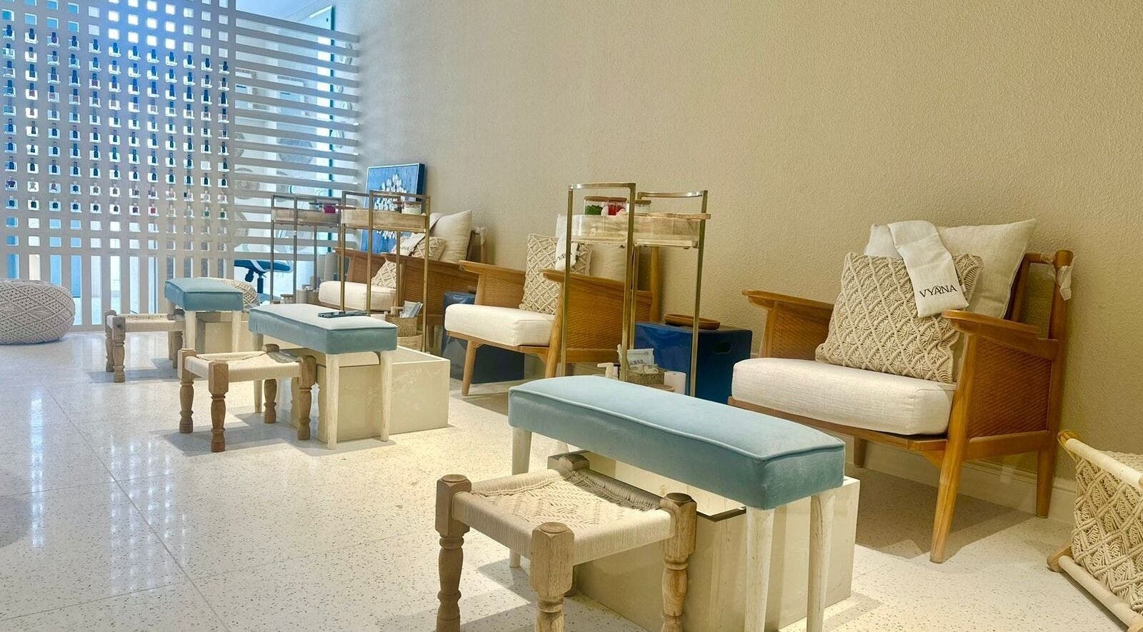 مقاعد عصرية في Vyana Nails Spa بالرياض، منطقة الرياض، SA تقدم تجربة استرخاء مثالية.