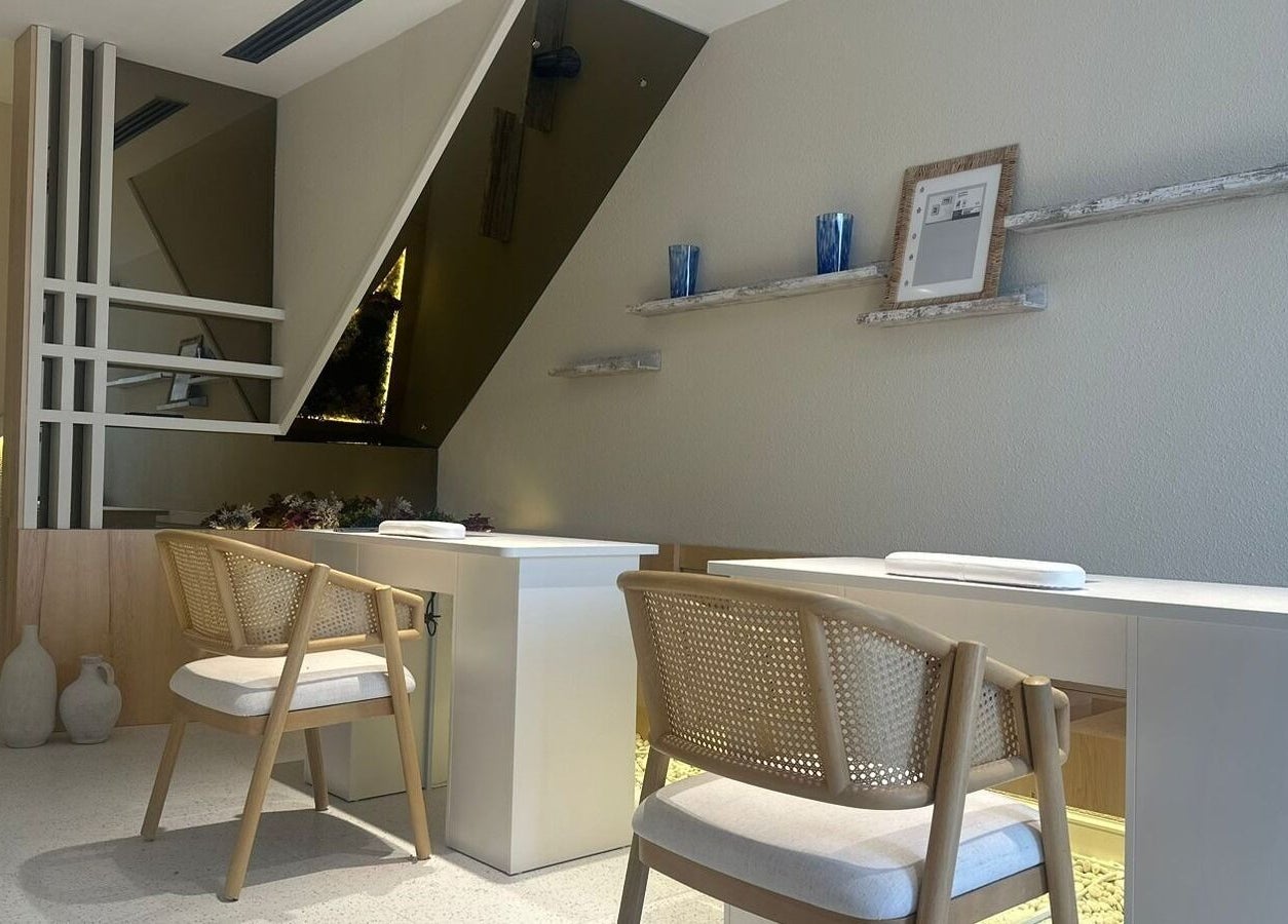 تصميم داخلي أنيق في Vyana Nails Spa بالرياض، منطقة الرياض، SA يظهر مقاعد وطاولات مريحة.