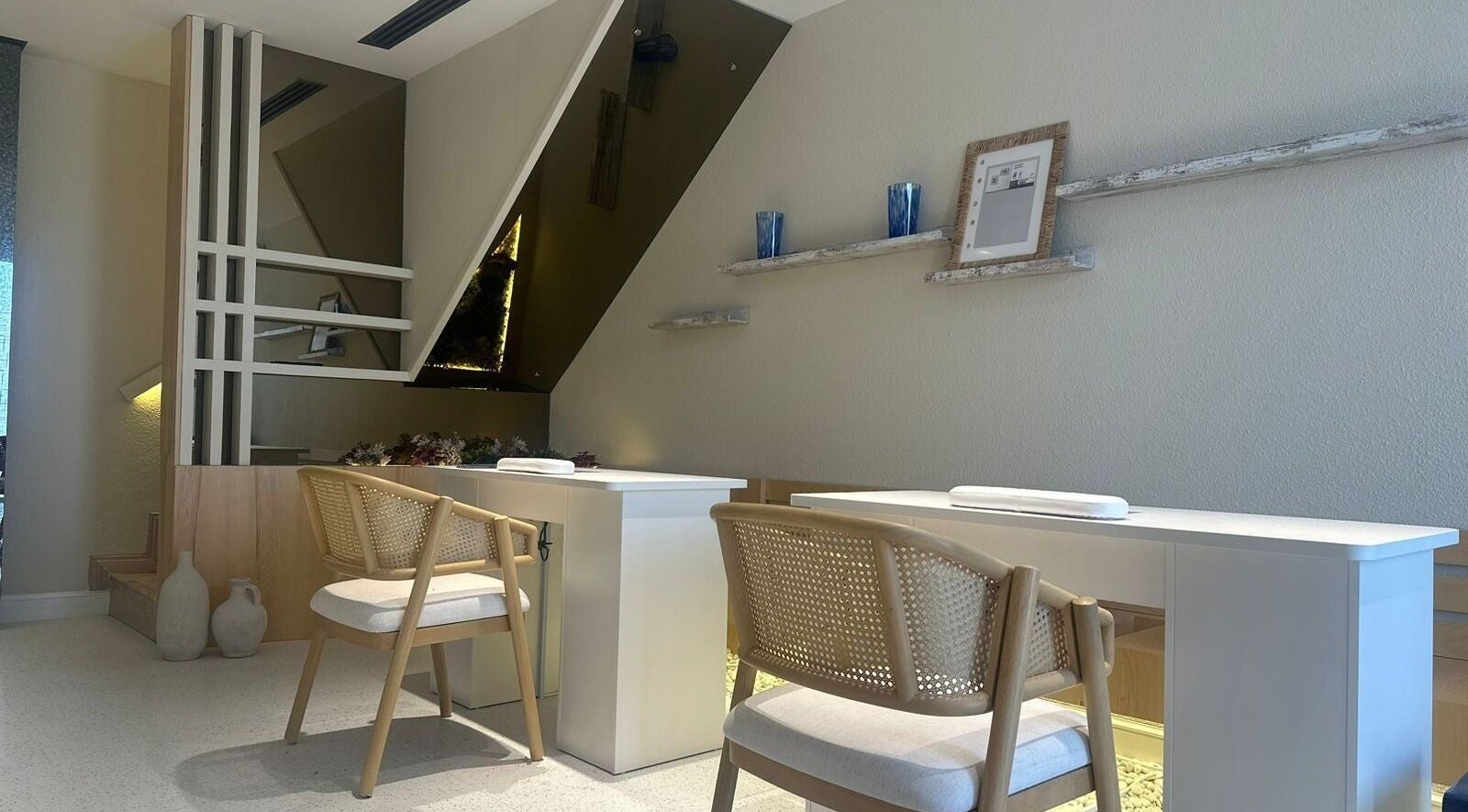 تصميم داخلي أنيق في Vyana Nails Spa بالرياض، منطقة الرياض، SA يظهر مقاعد وطاولات مريحة.