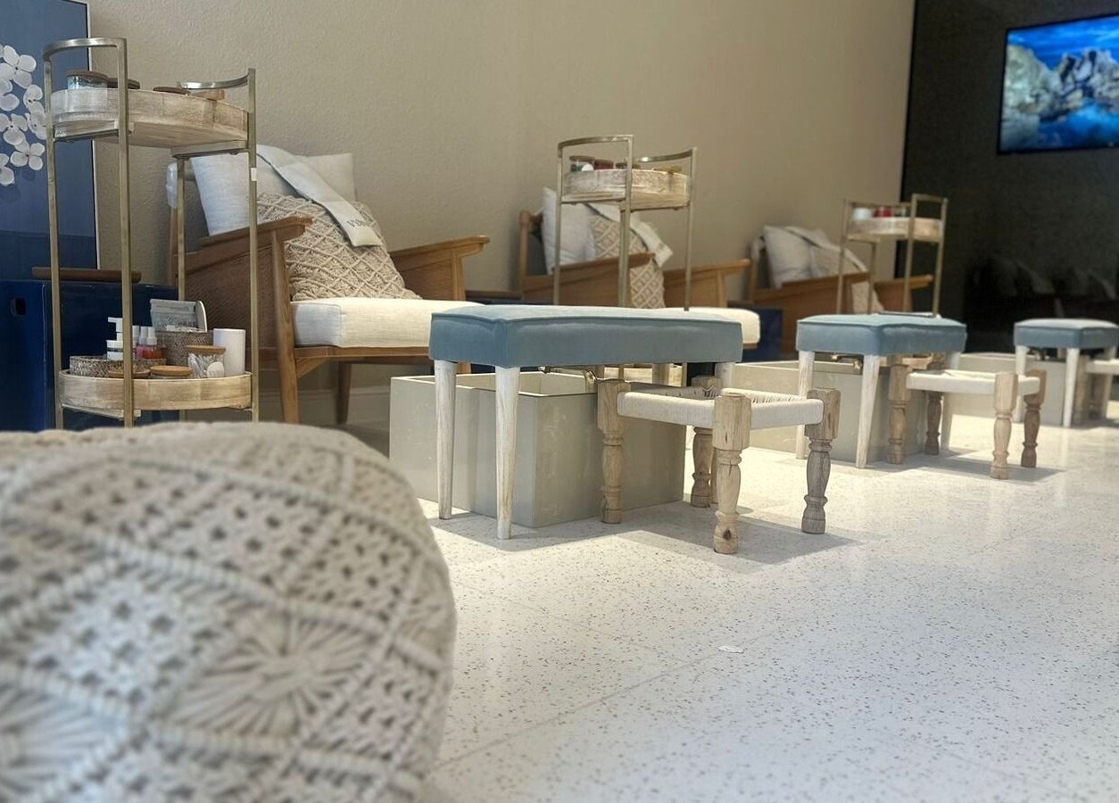 مقاعد أنيقة في Vyana Nails Spa بالرياض، منطقة الرياض، SA، جاهزة لجلسات تجميل واسترخاء.