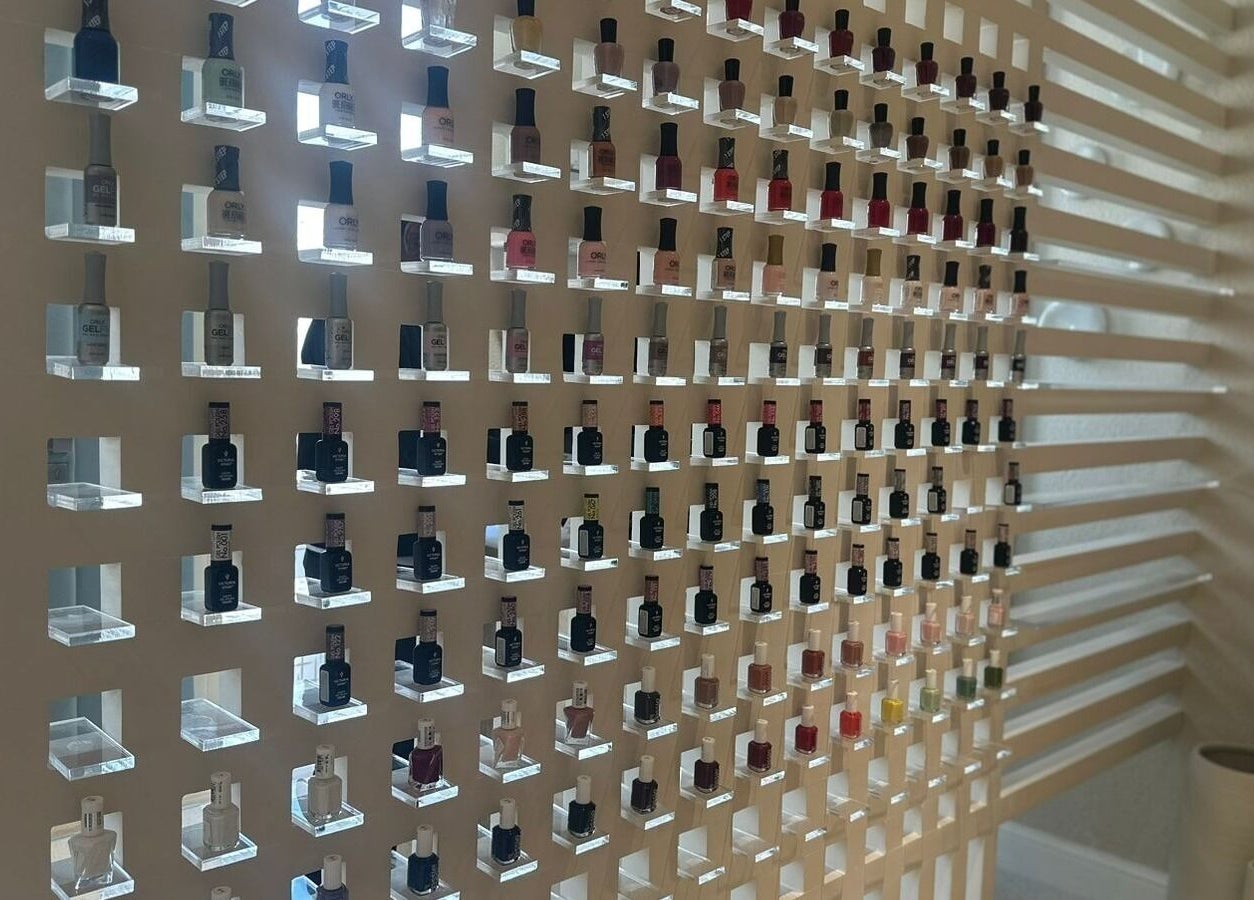 عرض أنيق لألوان الأظافر في Vyana Nails Spa، الرياض، منطقة الرياض، SA.