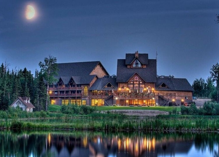 Drift Spa @Elk Ridge in Saskatchewan under a moonlit sky, surrounded by tranquil nature and reflective waters.