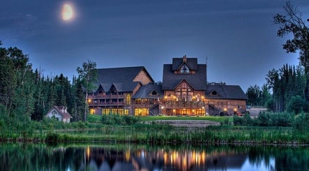 Drift Spa @Elk Ridge in Saskatchewan under a moonlit sky, surrounded by tranquil nature and reflective waters.