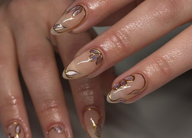 Intricate nail art with gold and purple design at Kállos Nails, Fort Lauderdale, Florida, US.