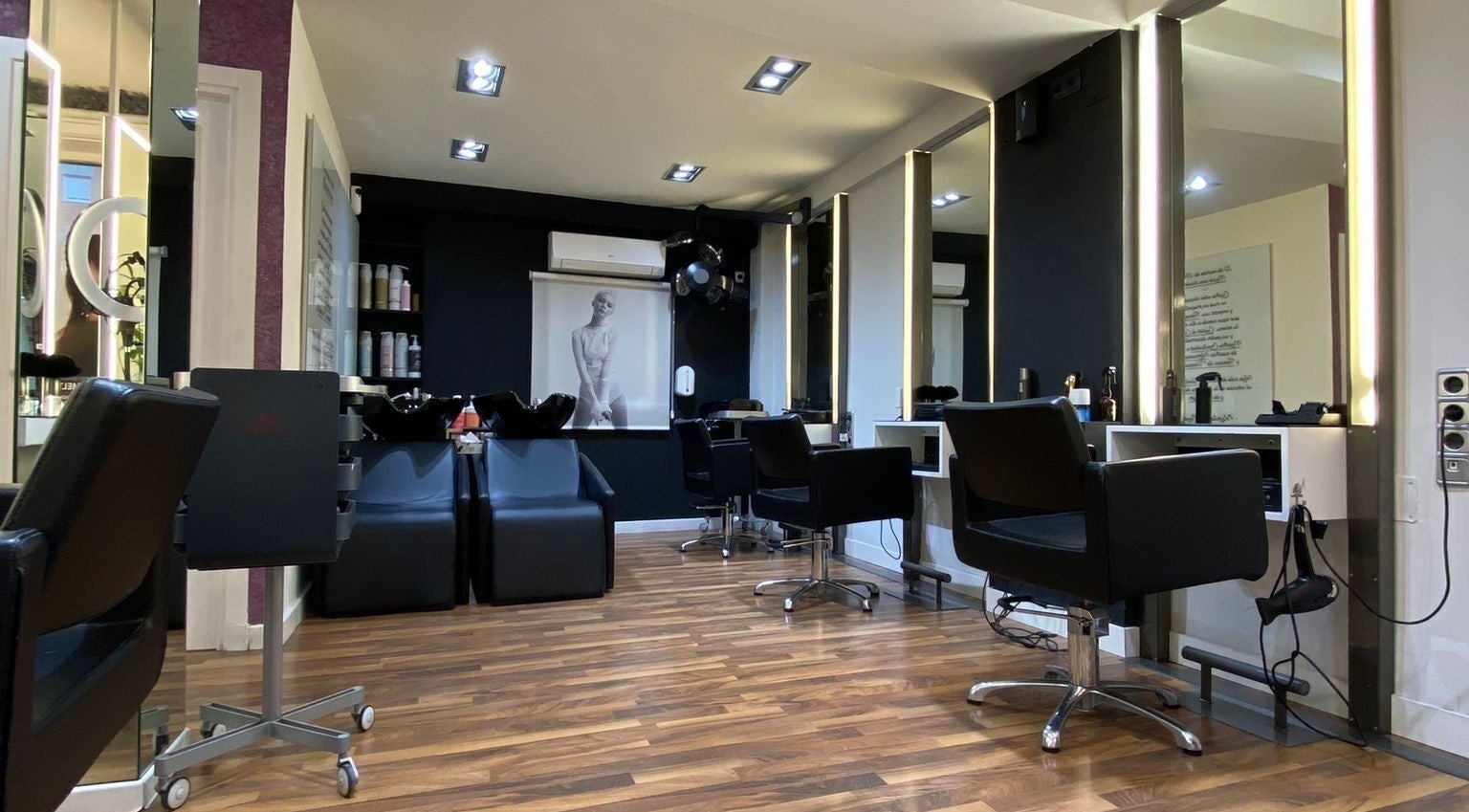 Interior moderno de Peluqueria Karlo’s Moda en Alcalá De Henares, Comunidad De Madrid, ES.
