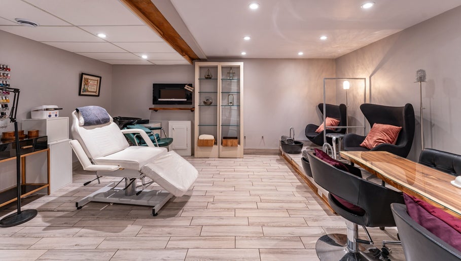 Intérieur moderne de Chatelle Concept Salon & Spa à Châteauguay, Québec, CA avec fauteuils et décor apaisant.