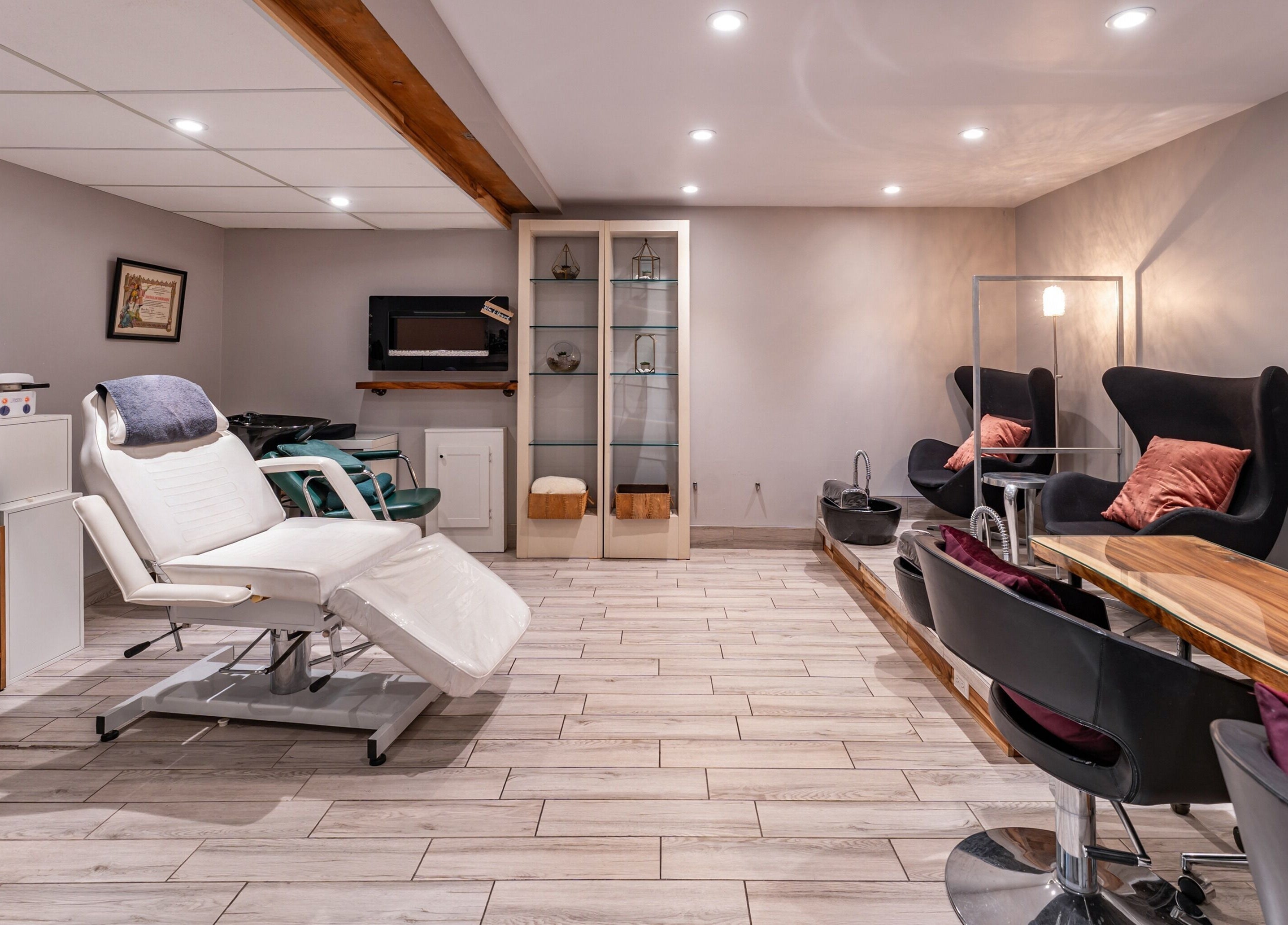 Intérieur moderne de Chatelle Concept Salon & Spa à Châteauguay, Québec, CA avec fauteuils et décor apaisant.