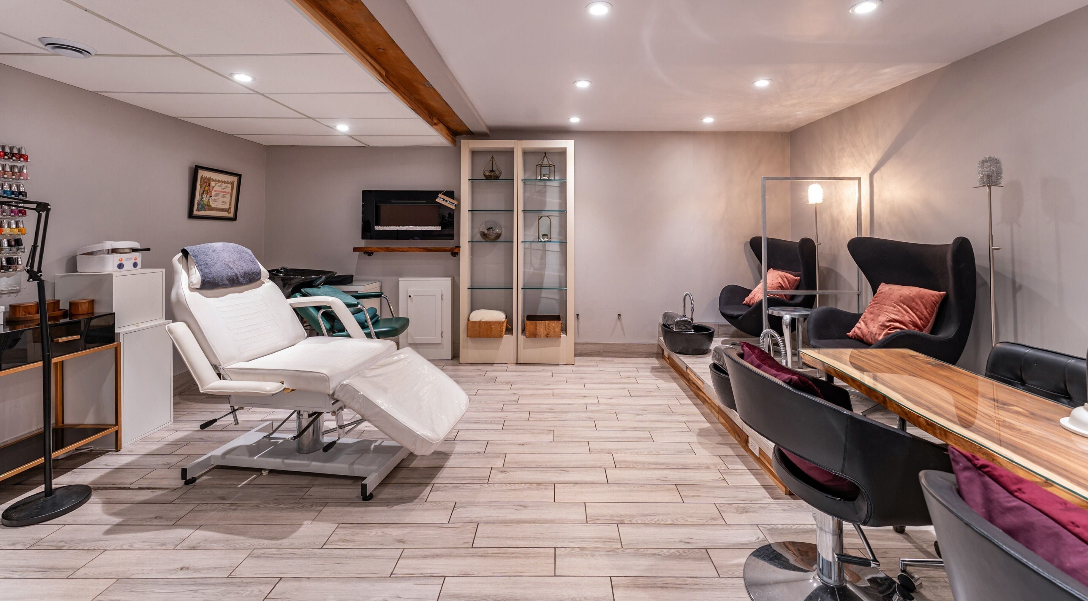 Intérieur moderne de Chatelle Concept Salon & Spa à Châteauguay, Québec, CA avec fauteuils et décor apaisant.