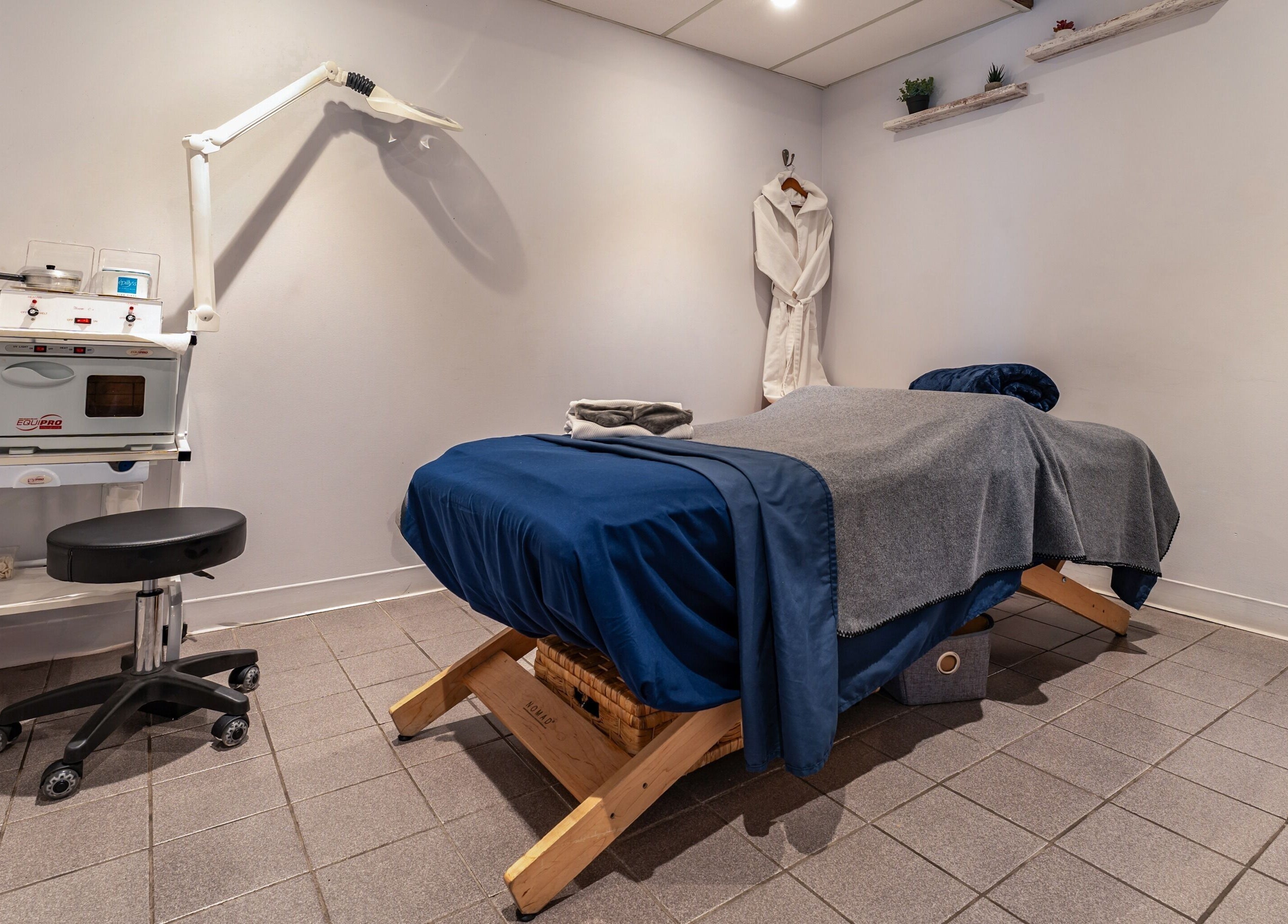 Salle de massage au Chatelle Concept Salon & Spa, Châteauguay, Québec, CA, avec table et équipement moderne.