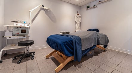 Salle de massage au Chatelle Concept Salon & Spa, Châteauguay, Québec, CA, avec table et équipement moderne.