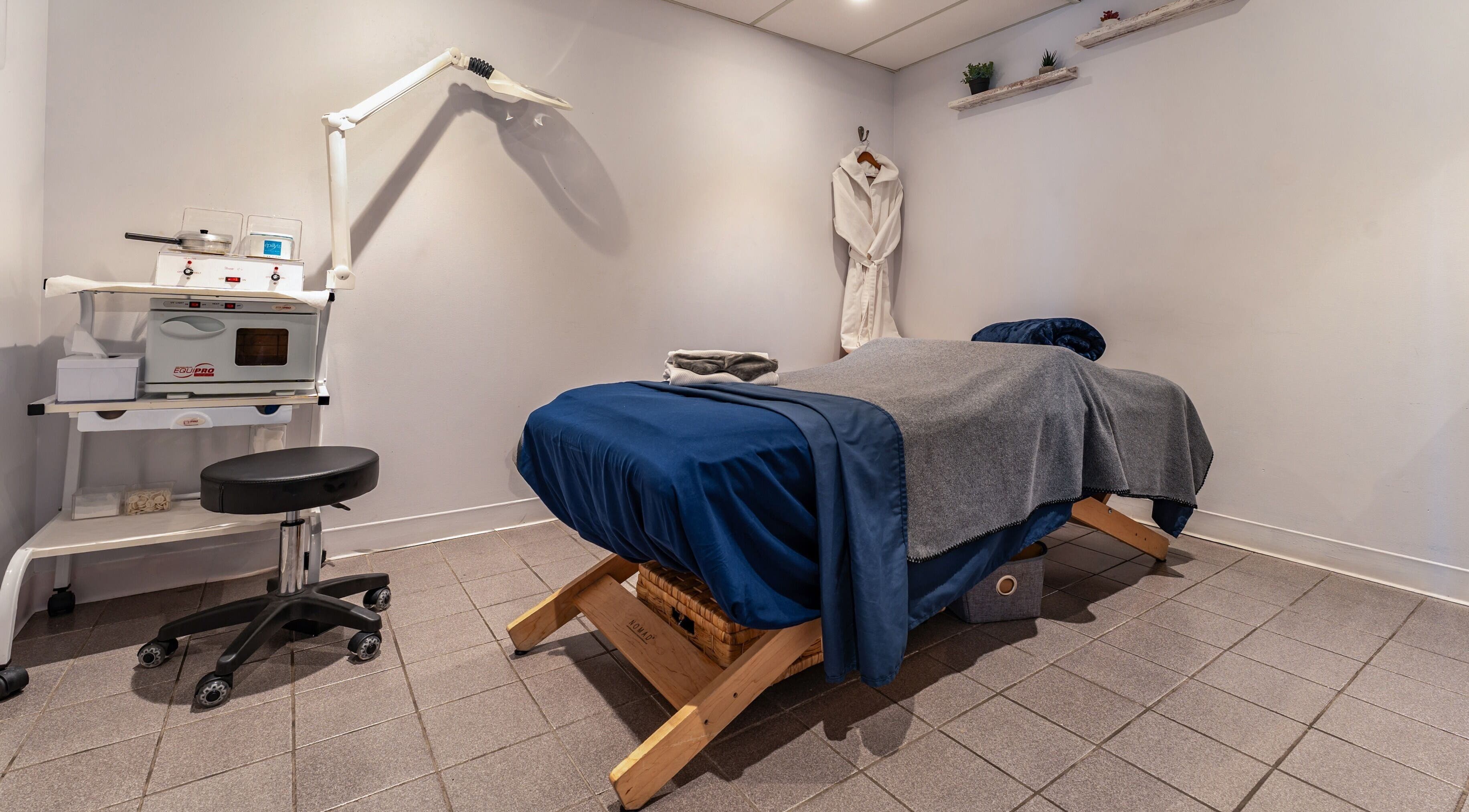 Salle de massage au Chatelle Concept Salon & Spa, Châteauguay, Québec, CA, avec table et équipement moderne.