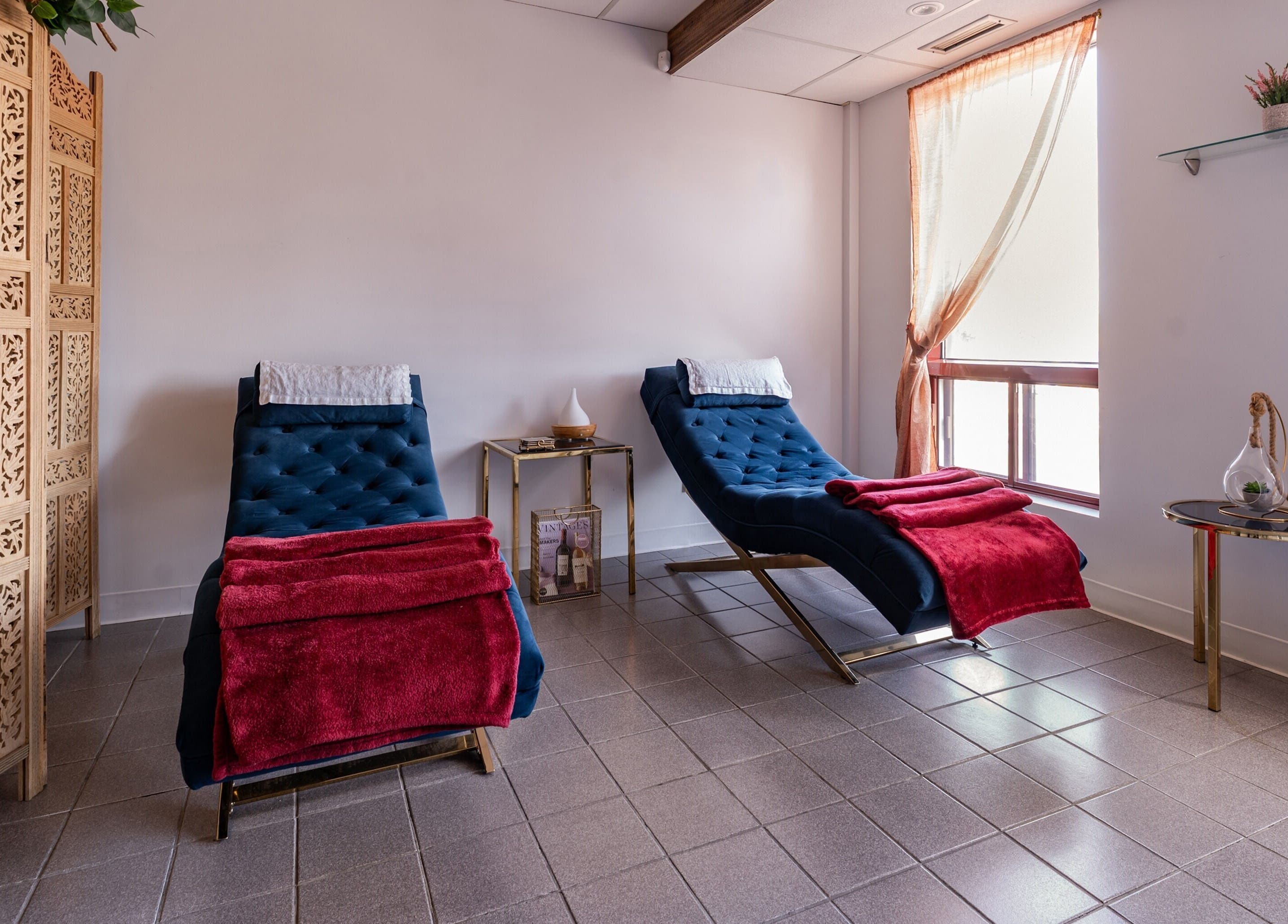 Espace détente de Chatelle Concept Salon & Spa, Châteauguay, Québec, CA avec chaises longues et décoration apaisante.