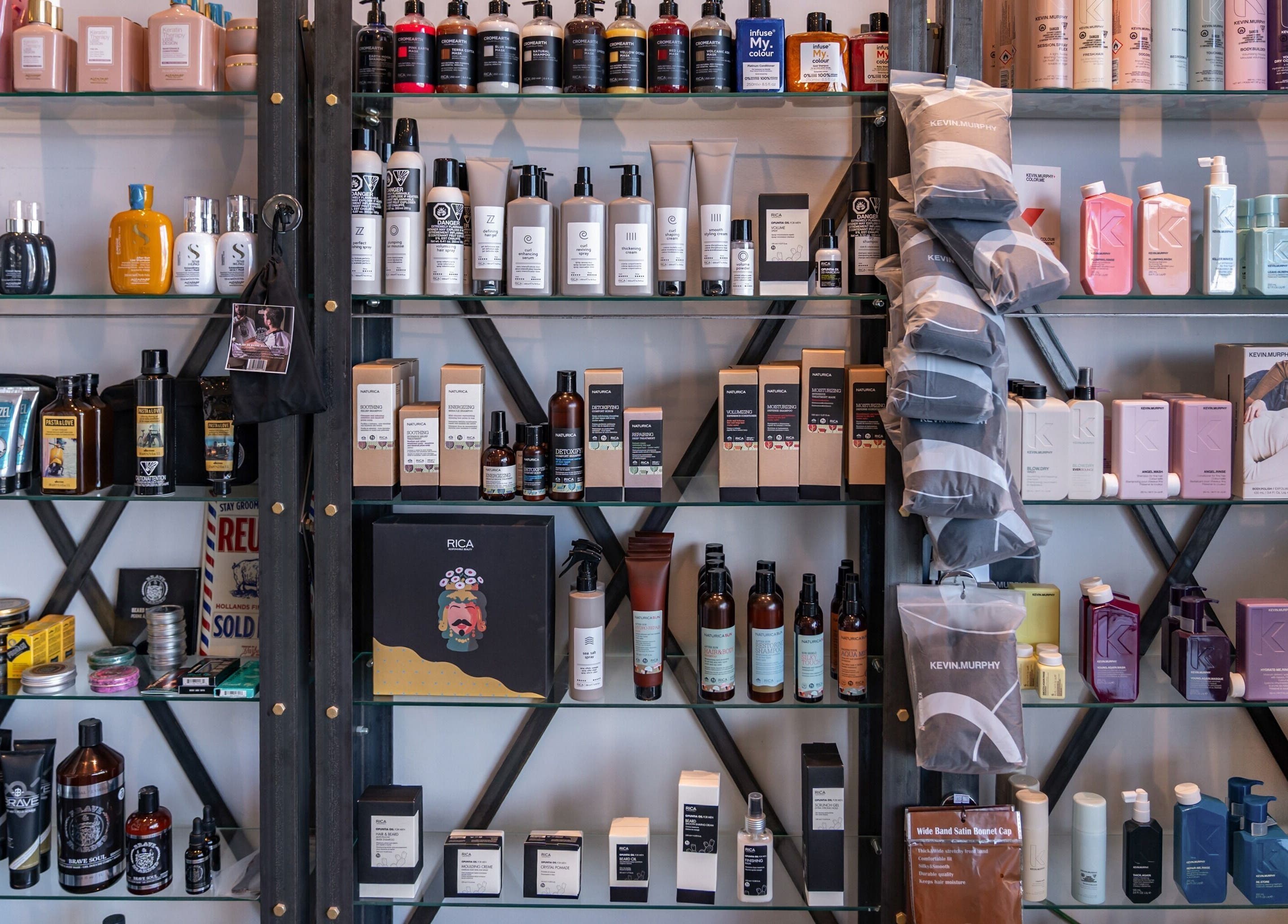 Produits de beauté chez Chatelle Concept Salon & Spa, Châteauguay, Québec, CA, sur des étagères élégantes.