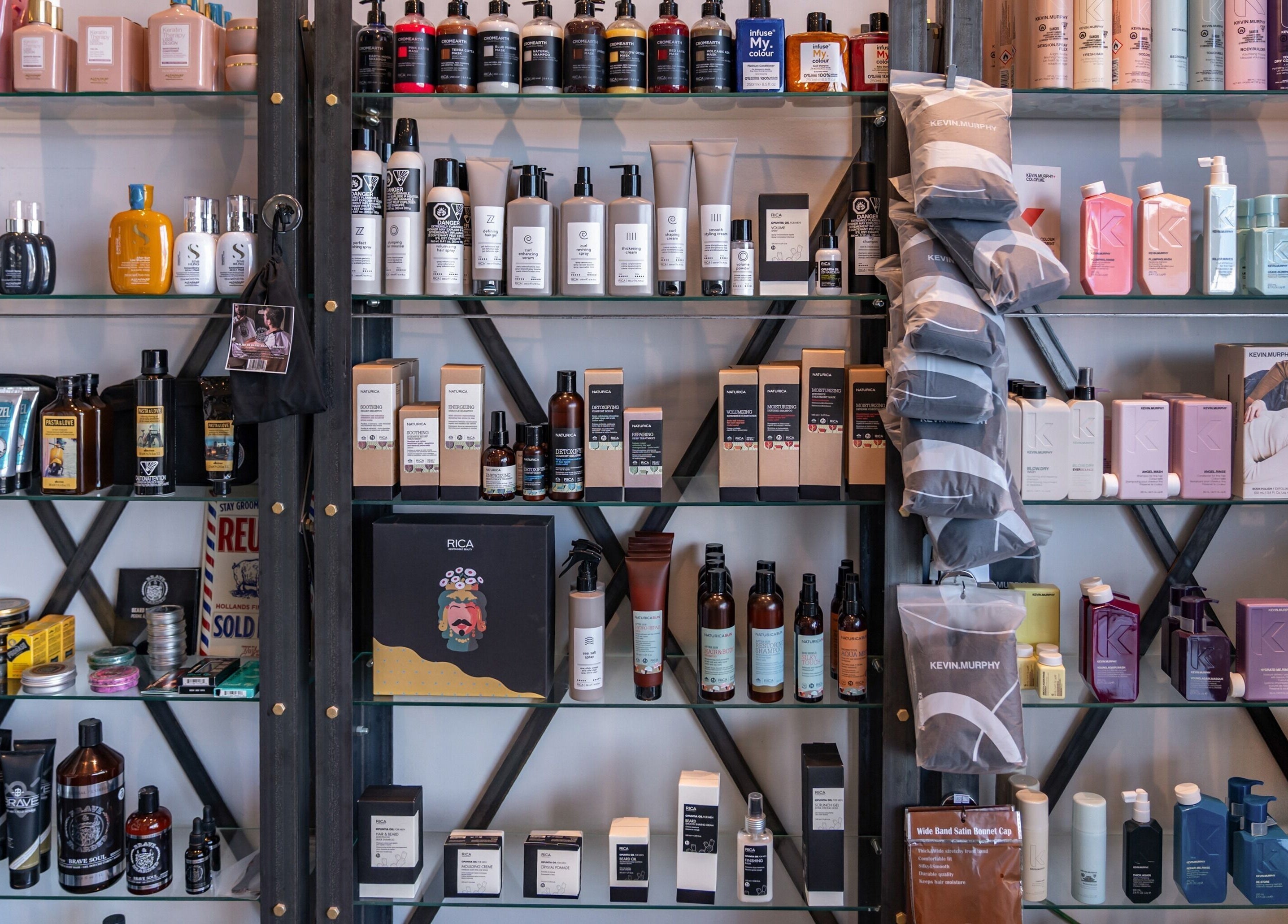 Produits de beauté chez Chatelle Concept Salon & Spa, Châteauguay, Québec, CA, sur des étagères élégantes.