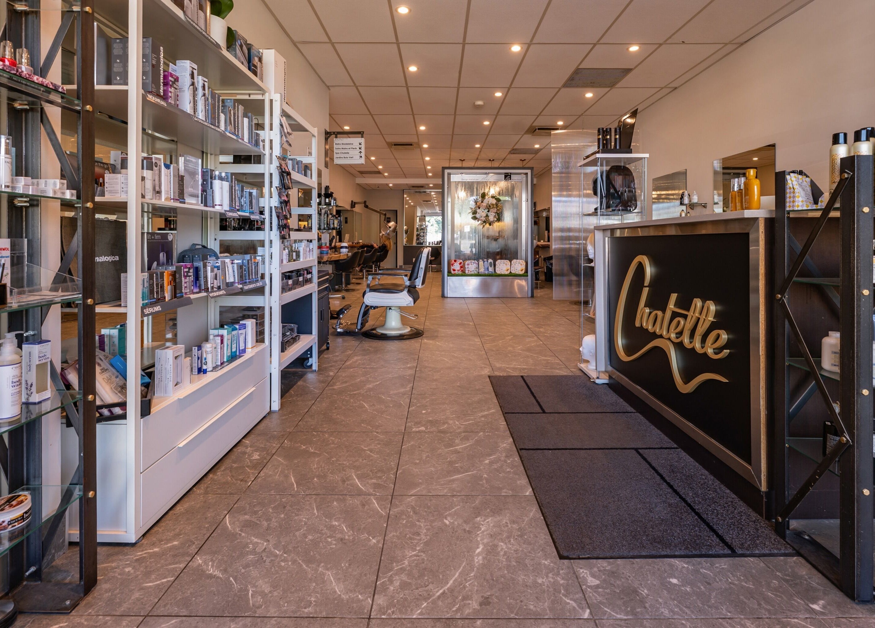 Intérieur moderne de Chatelle Concept Salon & Spa à Châteauguay, Québec, CA, avec décor et produits en vitrine.