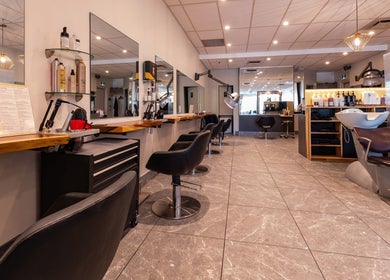 Intérieur moderne de Chatelle Concept Salon & Spa à Châteauguay, Québec, CA, avec des fauteuils élégants et miroirs.