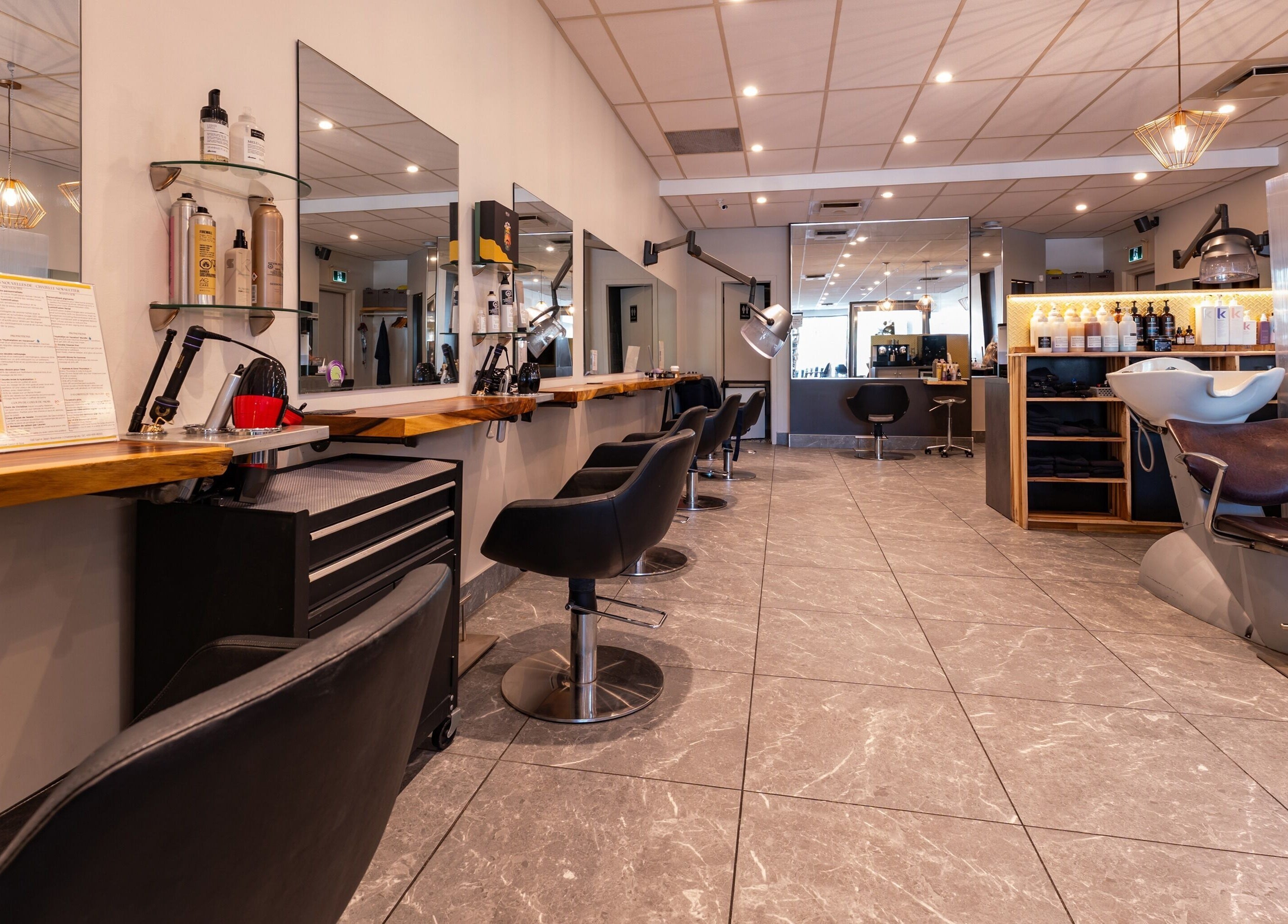 Intérieur moderne de Chatelle Concept Salon & Spa à Châteauguay, Québec, CA, avec des fauteuils élégants et miroirs.