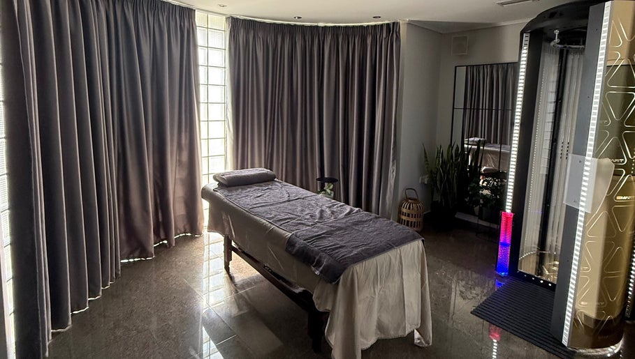 Αίθουσα μασάζ στο Harmony Beauty Salon στην Καβάλα, GR, με αναπαυτική ατμόσφαιρα και σύγχρονες εγκαταστάσεις.