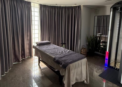 Αίθουσα μασάζ στο Harmony Beauty Salon στην Καβάλα, GR, με αναπαυτική ατμόσφαιρα και σύγχρονες εγκαταστάσεις.