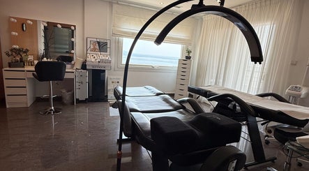 Σαλόνι θεραπείας στο Harmony Beauty Salon, Καβάλα, GR με θέα και εξοπλισμό ομορφιάς.
