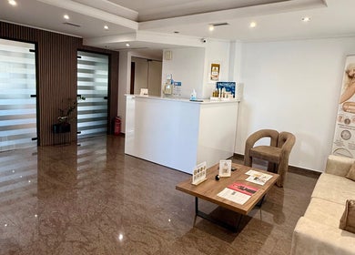 Αίθουσα υποδοχής Harmony Beauty Salon στην Καβάλα, GR, με μοντέρνα διακόσμηση και καθιστικό.