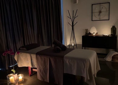 Ατμοσφαιρικός χώρος μασάζ στο Harmony Beauty Salon, Καβάλα, GR με χαμηλό φωτισμό και κεριά.