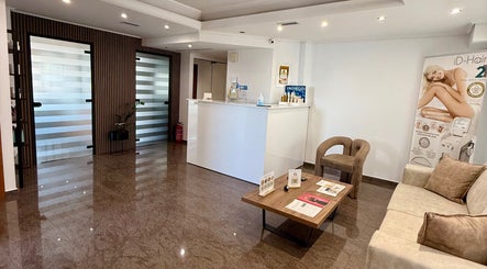 Εσωτερικό του Harmony Beauty Salon στην Καβάλα, GR με καλόγουστη διακόσμηση και κομψό γραφείο υποδοχής.