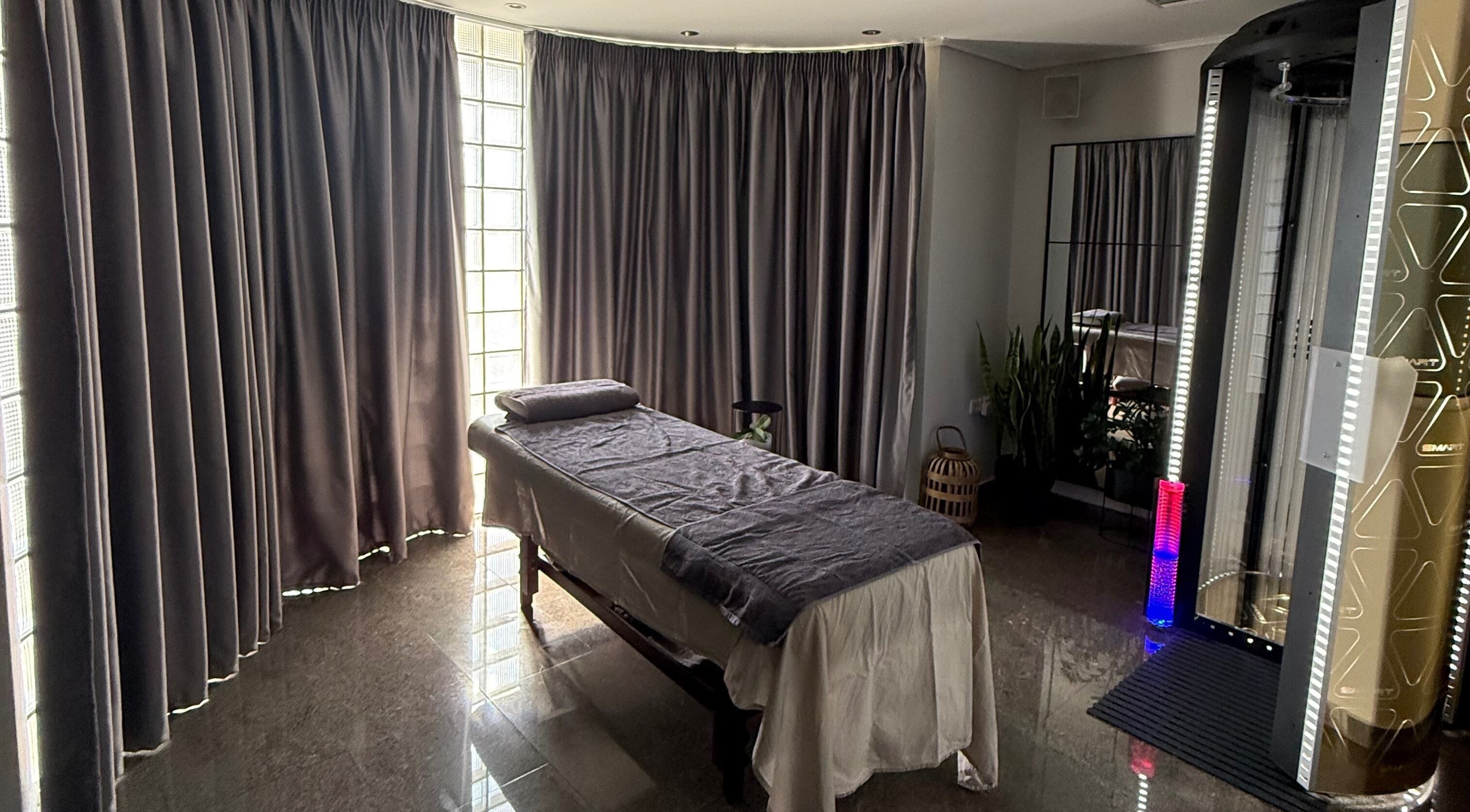 Εσωτερικό πολυτελούς αίθουσας του Harmony Beauty Salon, Καβάλα, GR με massage bed.