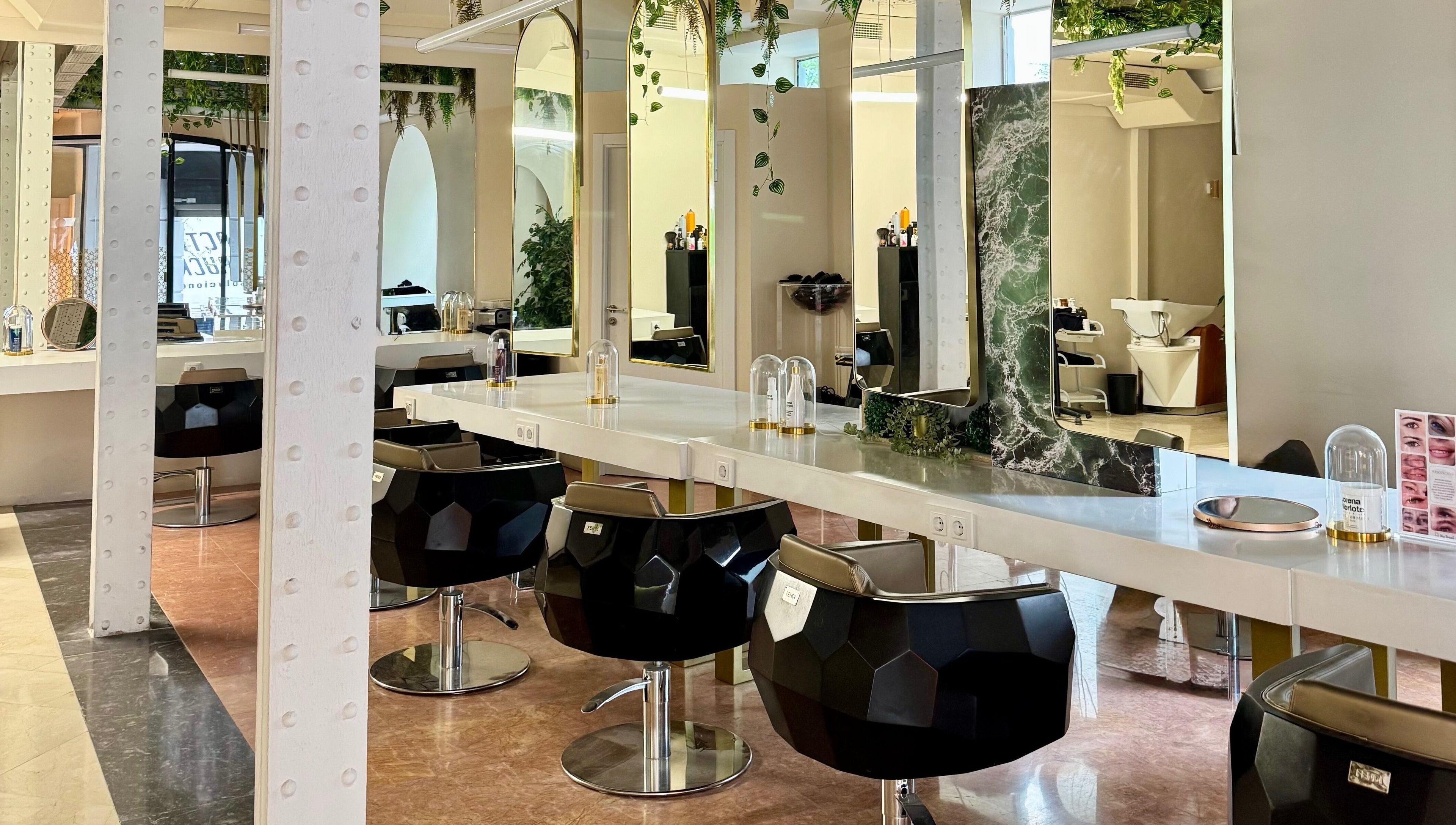 Interior moderno de Lorena Morlote Multiespacio en Madrid, Comunidad De Madrid, ES con sillas y espejos elegantes.