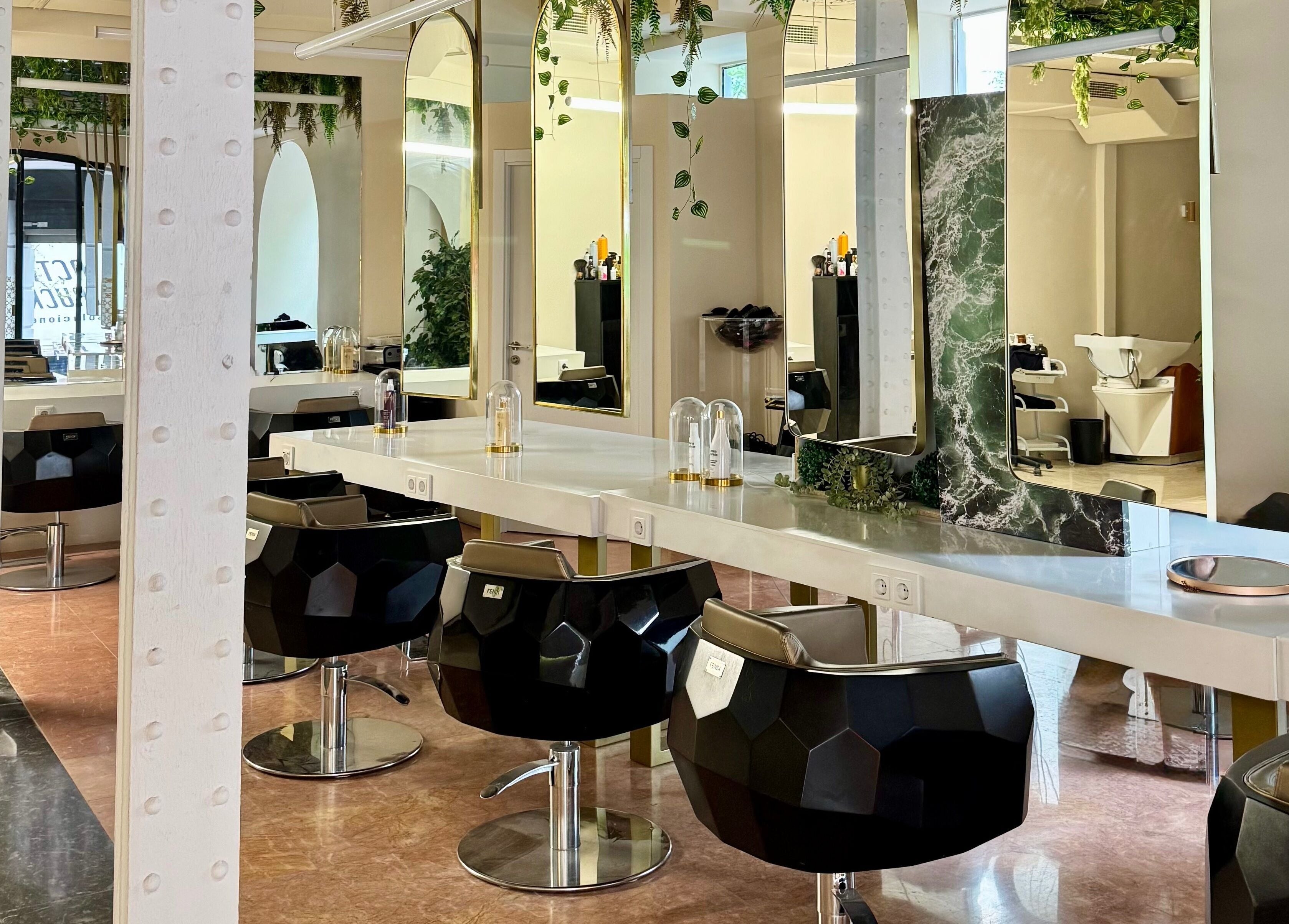 Interior moderno de Lorena Morlote Multiespacio en Madrid, Comunidad De Madrid, ES con sillas y espejos elegantes.