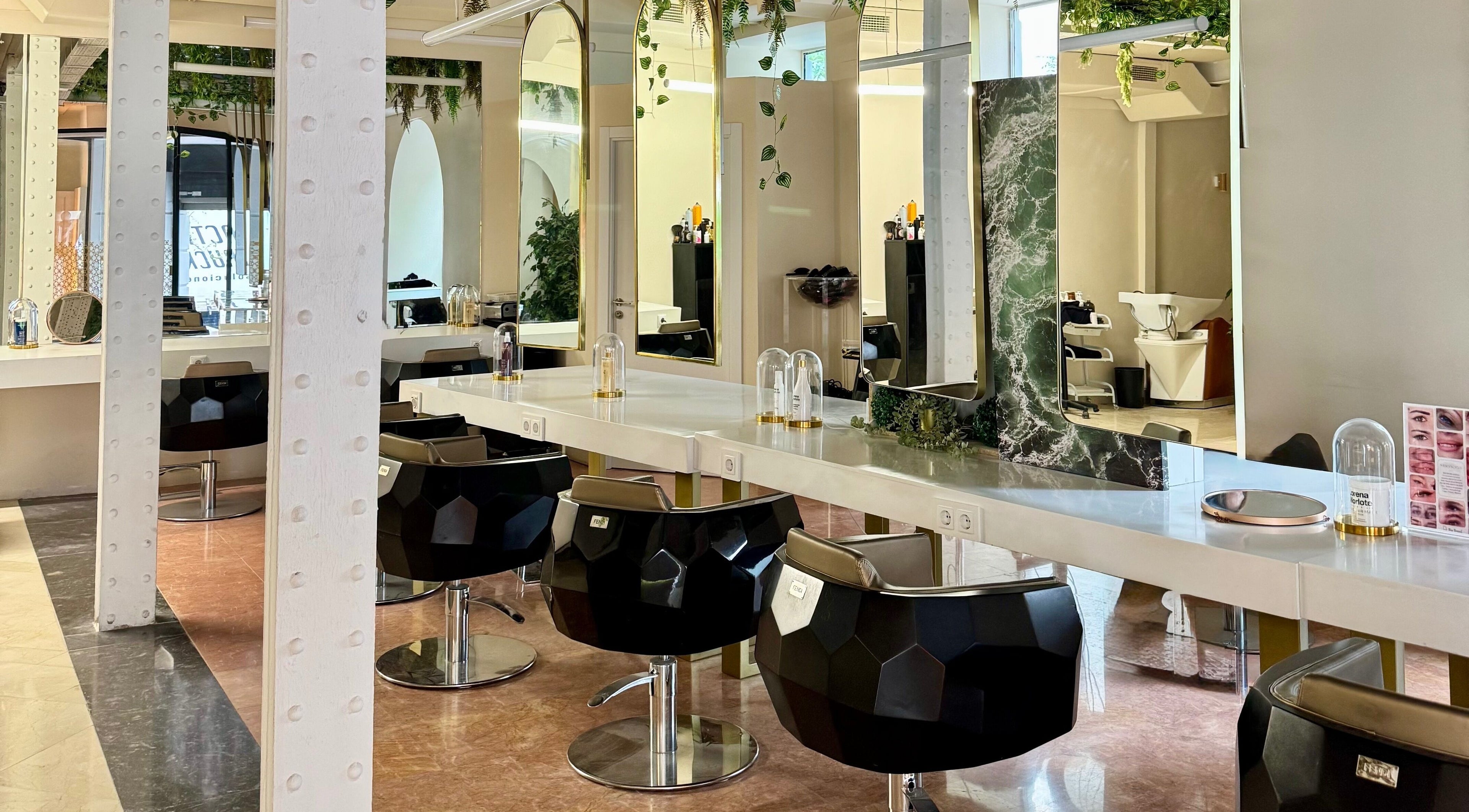 Interior moderno de Lorena Morlote Multiespacio en Madrid, Comunidad De Madrid, ES con sillas y espejos elegantes.