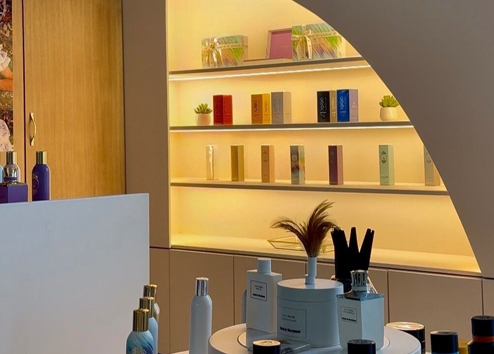 Estante de productos de belleza en Lorena Morlote Multiespacio, Madrid, Comunidad De Madrid, ES.