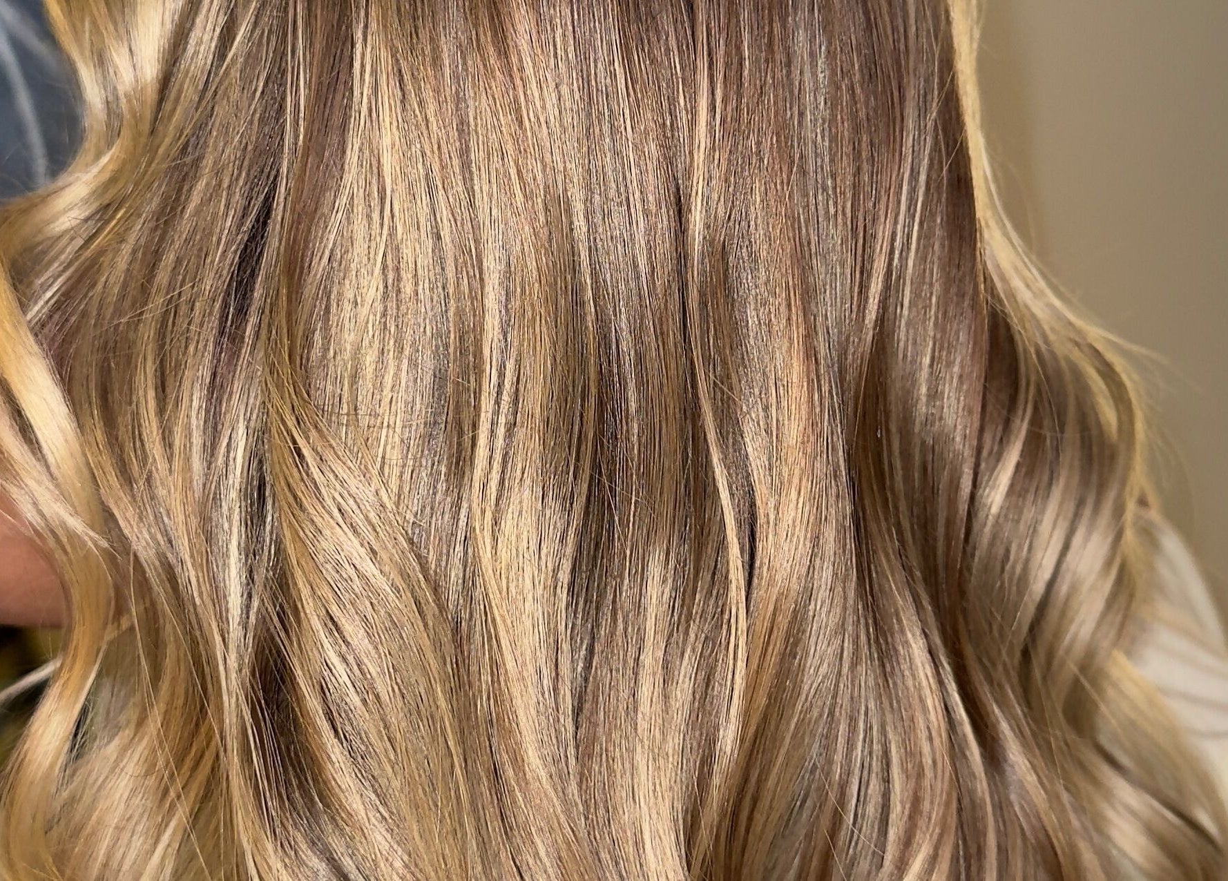 Estilo de cabello rubio en Lorena Morlote Multiespacio, Madrid, Comunidad De Madrid, ES, con ondas suaves.