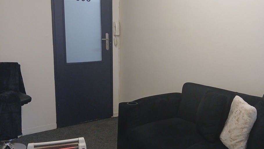 Relaxing lounge area at Worthy Beauty, Johannesburg, Gauteng, ZA with plush seating and modern decor.