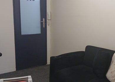 Relaxing lounge area at Worthy Beauty, Johannesburg, Gauteng, ZA with plush seating and modern decor.