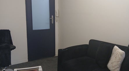 Relaxing lounge area at Worthy Beauty, Johannesburg, Gauteng, ZA with plush seating and modern decor.