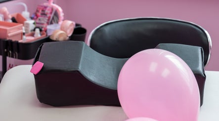 Comfortable beauty chair setup at Lash + Headspa Suite in Fort Erie, Ontario, CA with pink decor.