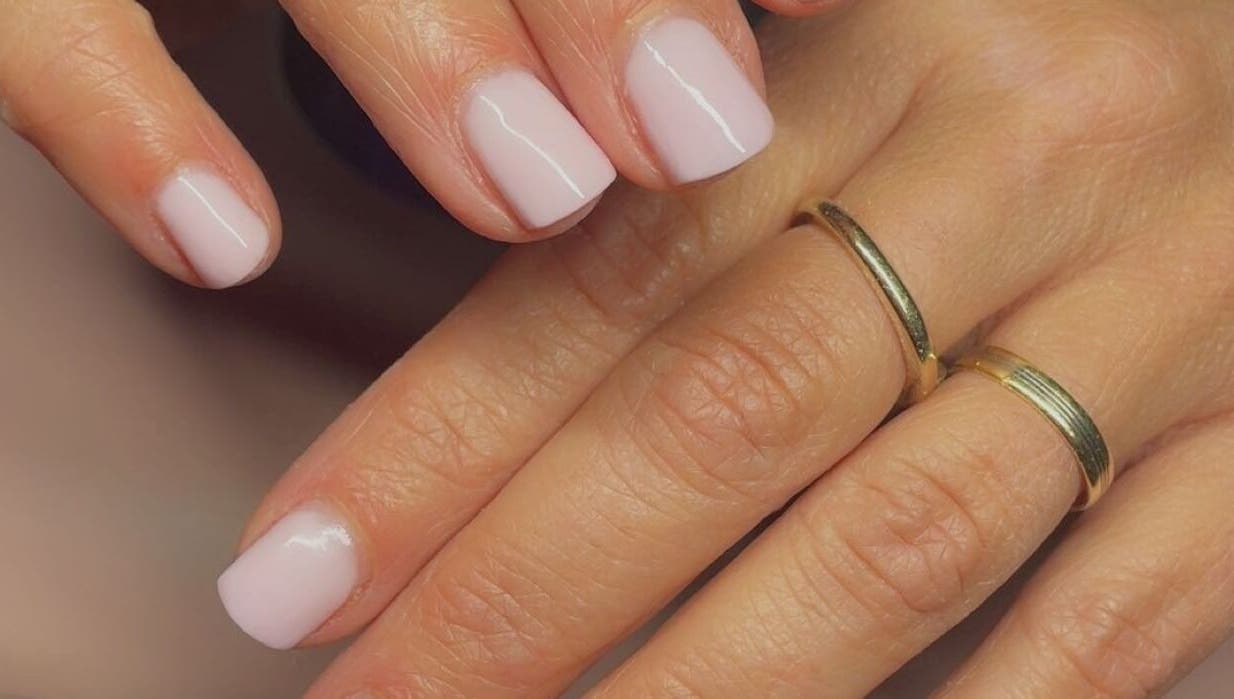 Perfect verzorgde nagels bij Tip-top-nailssede in Ede, Gelderland, NL met zachte roze lak.