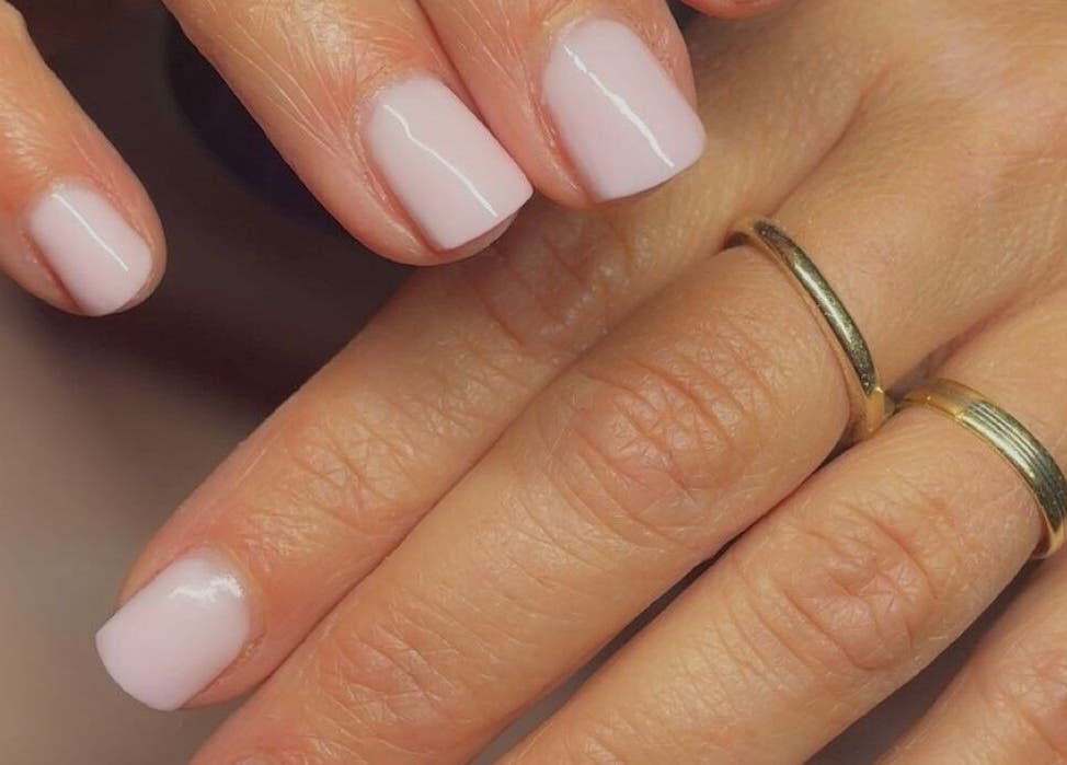 Perfect verzorgde nagels bij Tip-top-nailssede in Ede, Gelderland, NL met zachte roze lak.