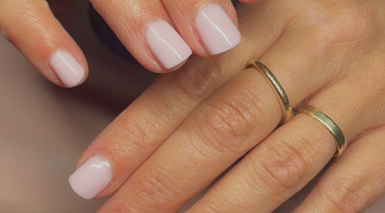 Perfect verzorgde nagels bij Tip-top-nailssede in Ede, Gelderland, NL met zachte roze lak.