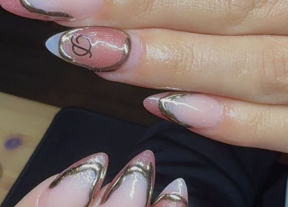 Elegant nageldesign met glinsterende accenten bij Tip-top-nailssede, Ede, Gelderland, NL.
