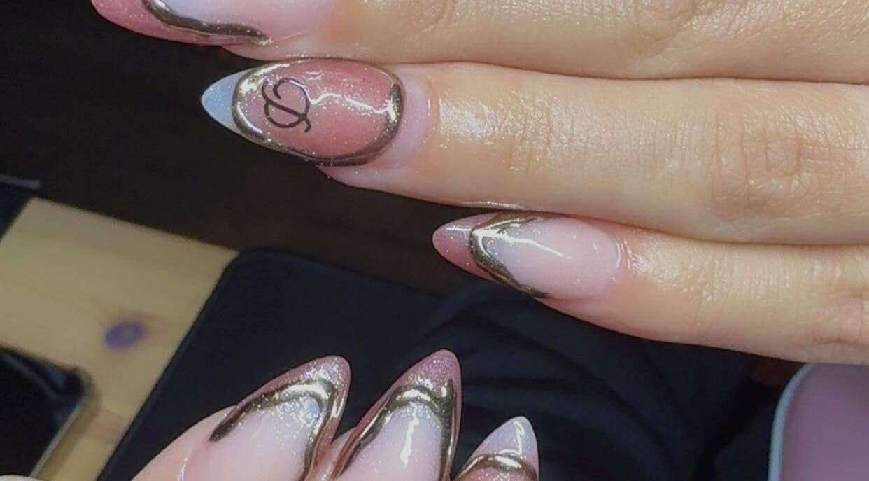 Elegant nageldesign met glinsterende accenten bij Tip-top-nailssede, Ede, Gelderland, NL.