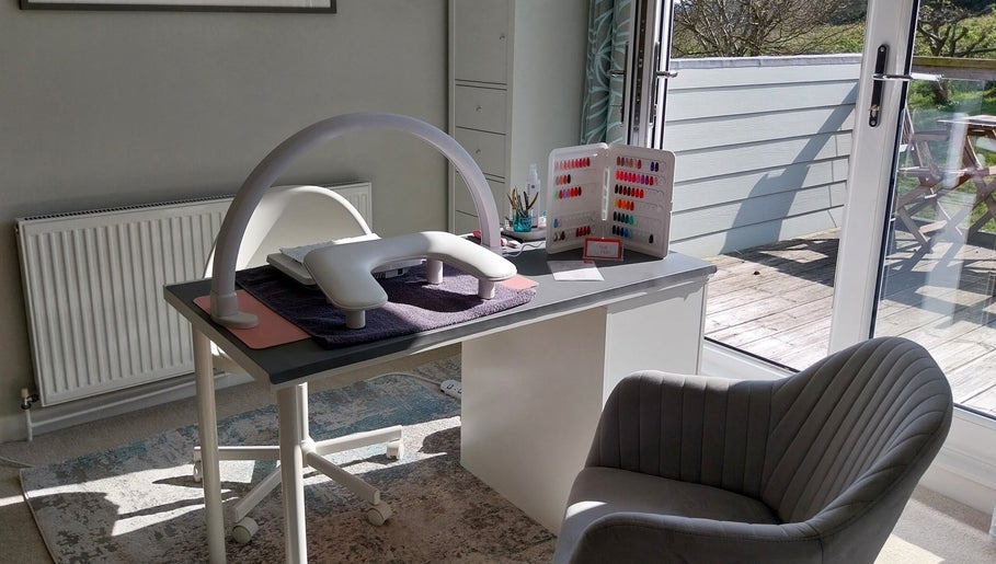 Portishead Nail Hub imej 1